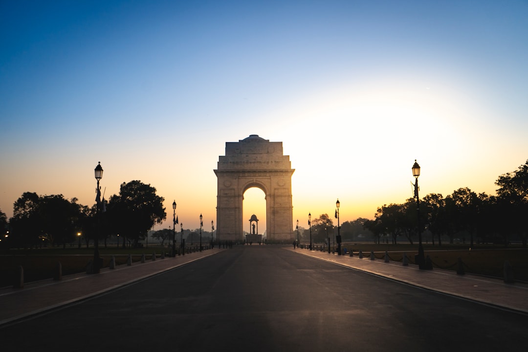 US Fed का Hawkish Tone: क्या Nifty 22,000 तोड़ देगा? FIIs की बिकवाली से बचें!