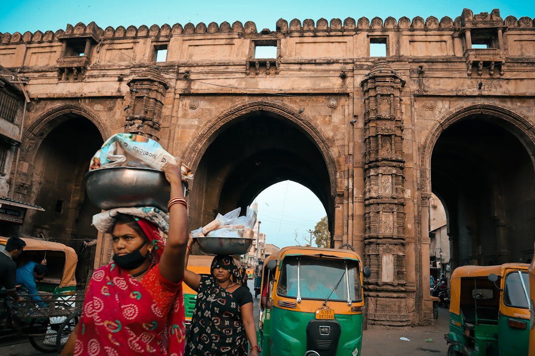चीन की सुस्त रफ्तार: ग्लोबल ग्रोथ पर मंडराया संकट, मेटल और कमोडिटी स्टॉक्स पर क्या होगा असर?